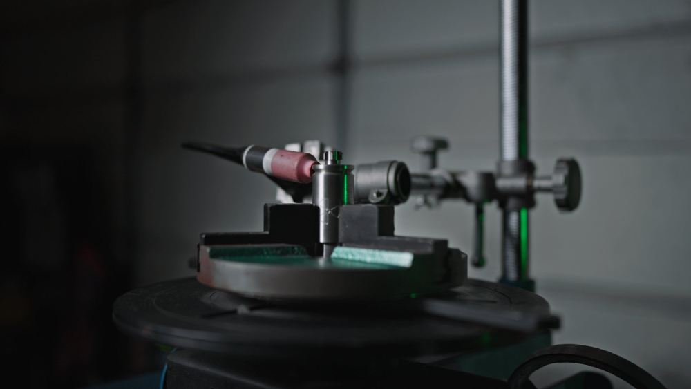 Sealed source capsule on a precision encapsulation fixture